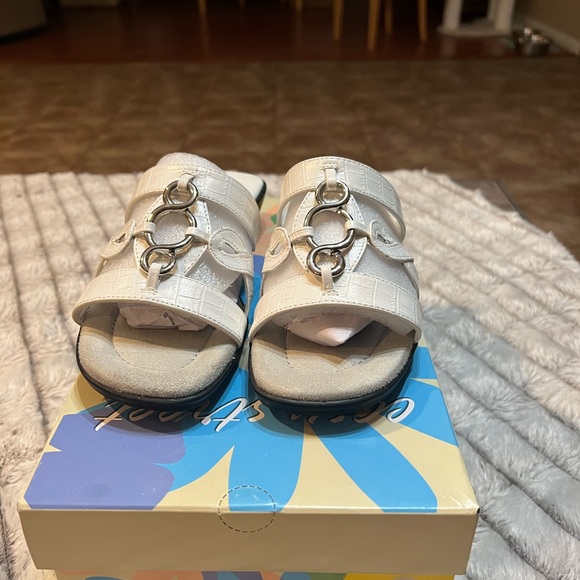 Like New Easy Street White Torrid Sandals Sz 6.5 - Picture 1 of 8